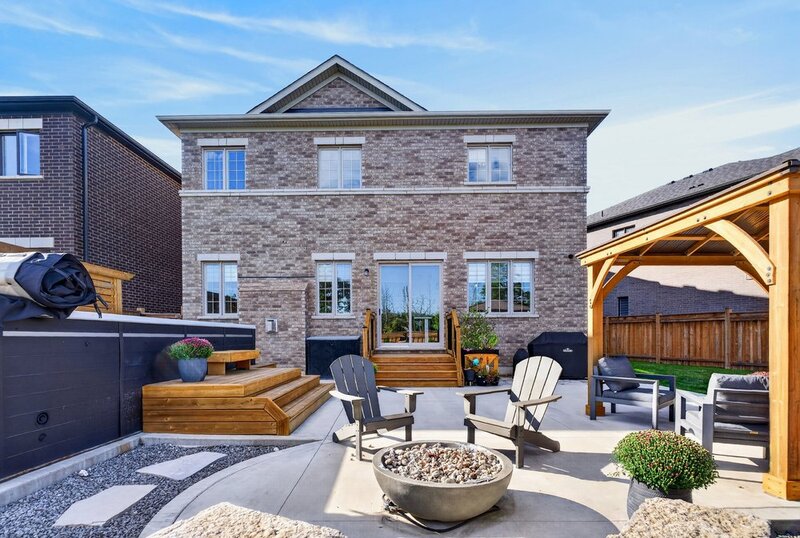 BEAUTIFUL WATERDOWN HOME BACKING ONTO GREENSPACE!