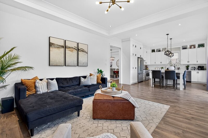 BEAUTIFUL WATERDOWN HOME BACKING ONTO GREENSPACE!