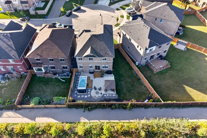 BEAUTIFUL WATERDOWN HOME BACKING ONTO GREENSPACE!