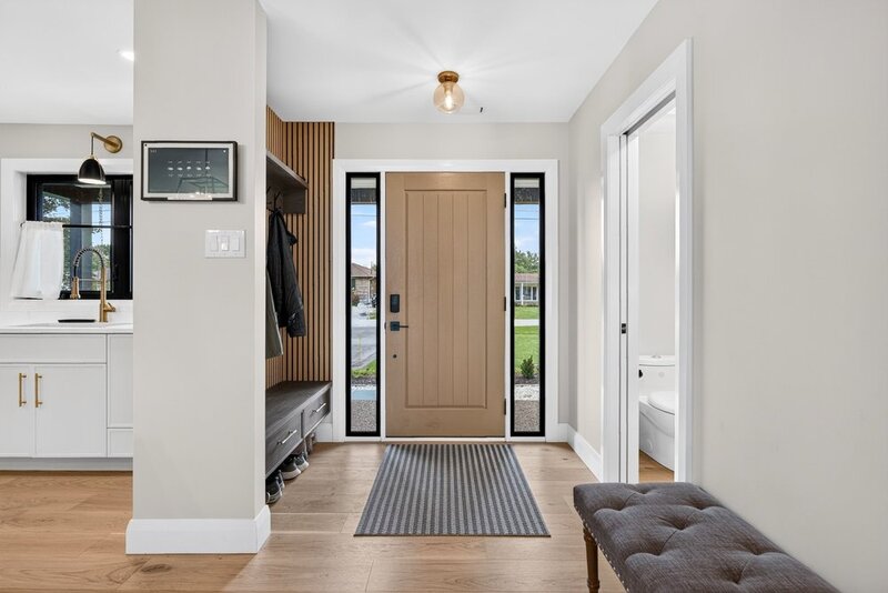 STUNNINGLY RENOVATED GRIMSBY WATERFRONT HOME!