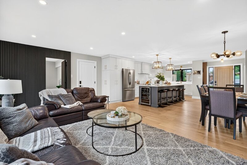 STUNNINGLY RENOVATED GRIMSBY WATERFRONT HOME!
