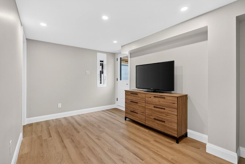 STUNNINGLY RENOVATED GRIMSBY WATERFRONT HOME!