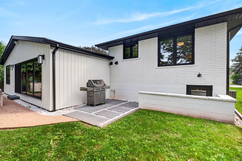 STUNNINGLY RENOVATED GRIMSBY WATERFRONT HOME!