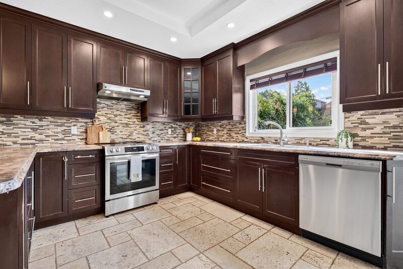 GREAT FAMILY HOME IN PRIME HAMILTON LOCATION!