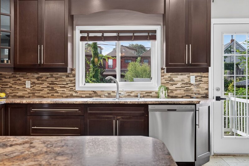 GREAT FAMILY HOME IN PRIME HAMILTON LOCATION!