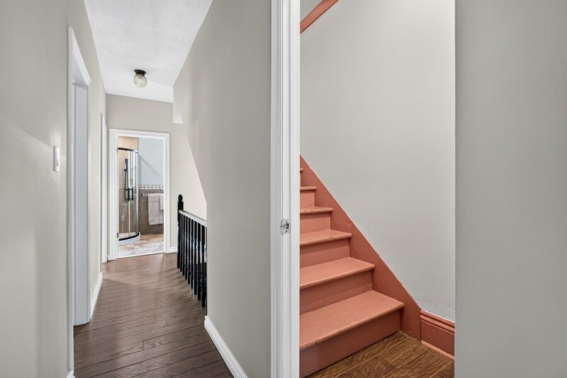 GREAT FAMILY HOME IN PRIME HAMILTON LOCATION!