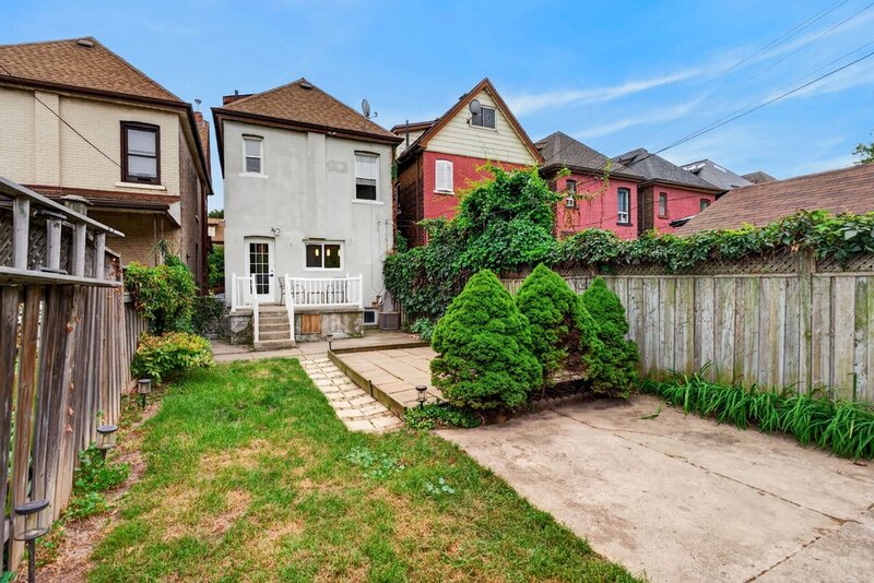 GREAT FAMILY HOME IN PRIME HAMILTON LOCATION!