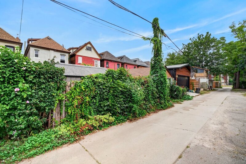 GREAT FAMILY HOME IN PRIME HAMILTON LOCATION!