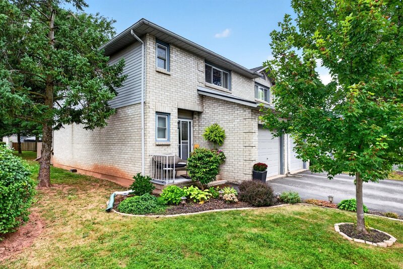 SPACIOUS END-UNIT IN SOUGHT AFTER STONEY CREEK NEIGHBOURHOOD