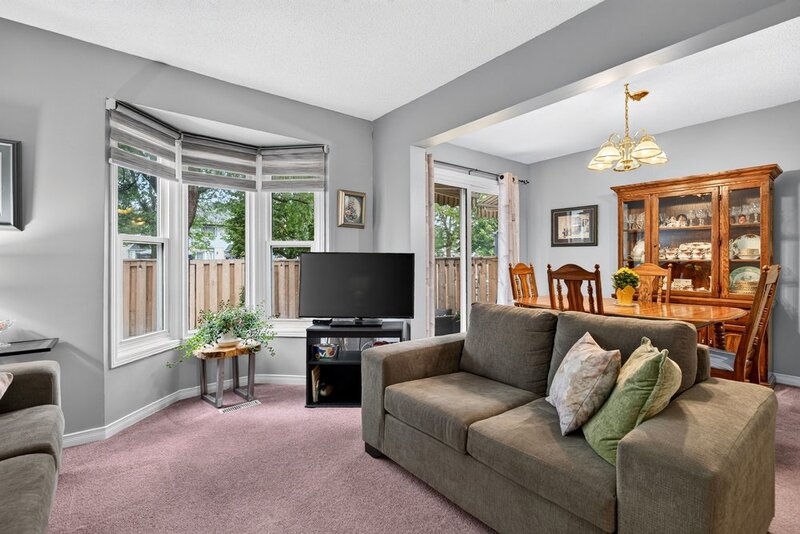 SPACIOUS END-UNIT IN SOUGHT AFTER STONEY CREEK NEIGHBOURHOOD