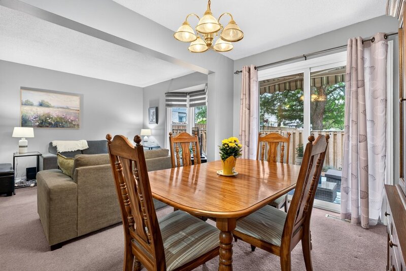 SPACIOUS END-UNIT IN SOUGHT AFTER STONEY CREEK NEIGHBOURHOOD