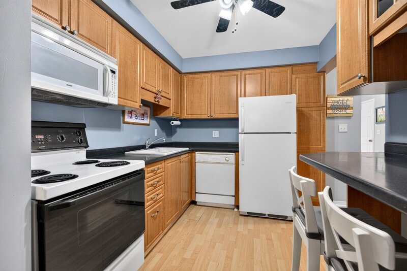 SPACIOUS END-UNIT IN SOUGHT AFTER STONEY CREEK NEIGHBOURHOOD
