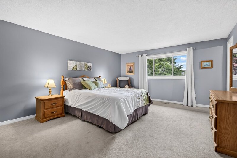 SPACIOUS END-UNIT IN SOUGHT AFTER STONEY CREEK NEIGHBOURHOOD