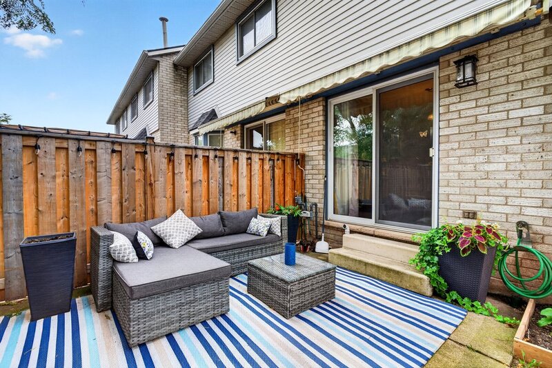 SPACIOUS END-UNIT IN SOUGHT AFTER STONEY CREEK NEIGHBOURHOOD