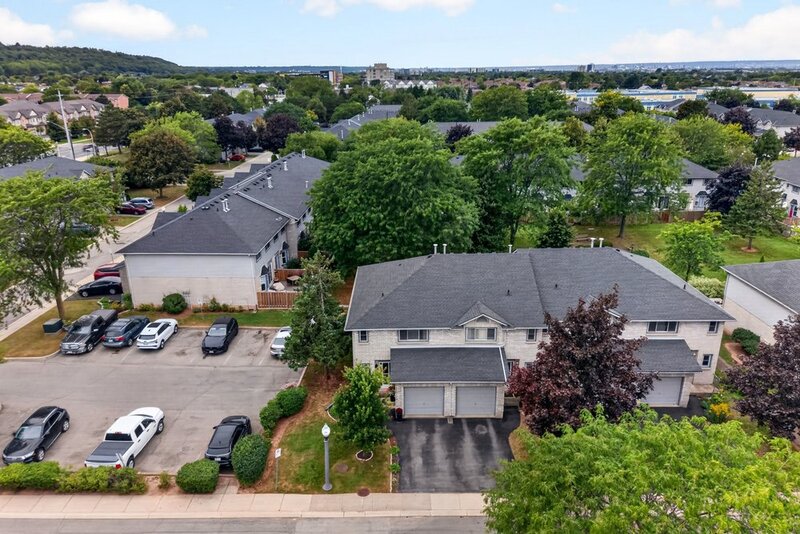 SPACIOUS END-UNIT IN SOUGHT AFTER STONEY CREEK NEIGHBOURHOOD
