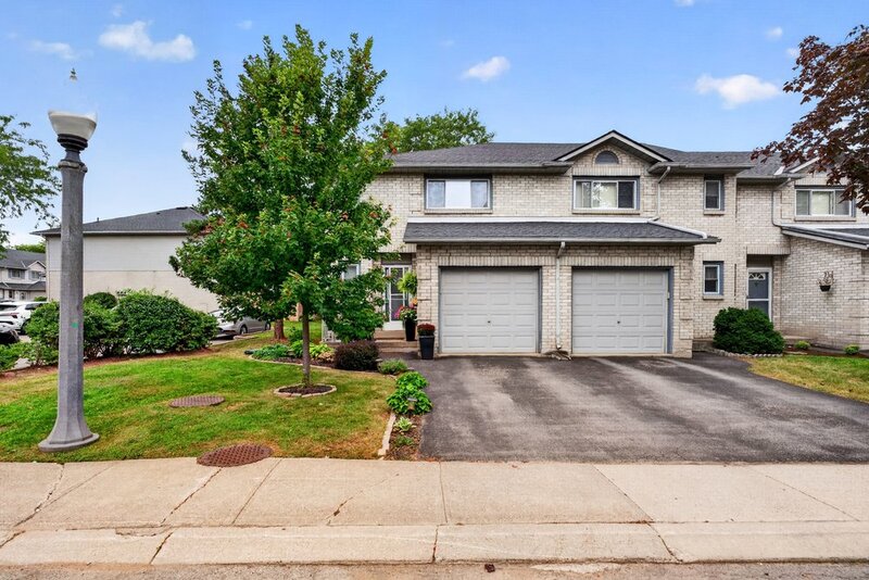 SPACIOUS END-UNIT IN SOUGHT AFTER STONEY CREEK NEIGHBOURHOOD