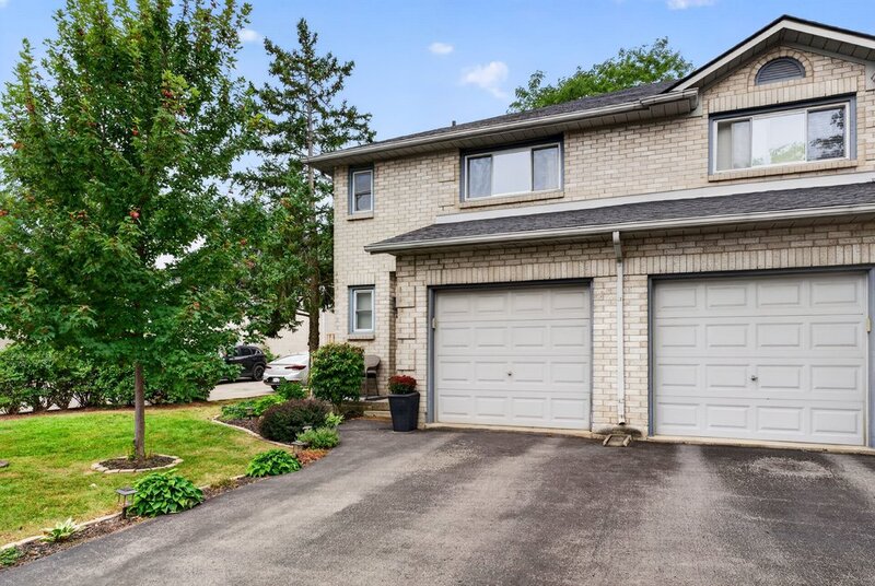 SPACIOUS END-UNIT IN SOUGHT AFTER STONEY CREEK NEIGHBOURHOOD