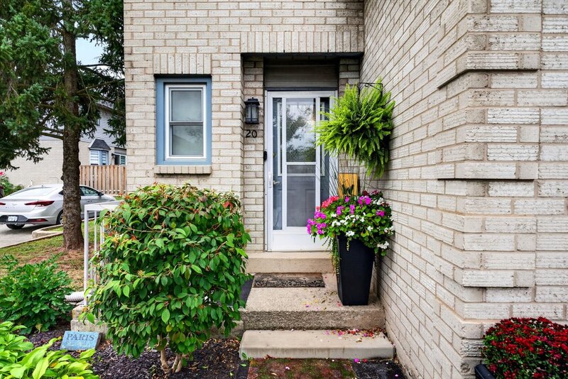 SPACIOUS END-UNIT IN SOUGHT AFTER STONEY CREEK NEIGHBOURHOOD