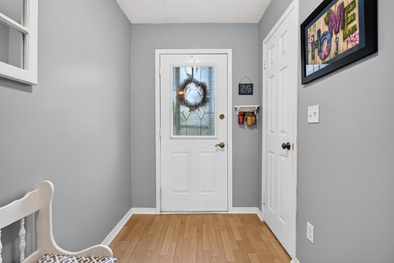 SPACIOUS END-UNIT IN SOUGHT AFTER STONEY CREEK NEIGHBOURHOOD