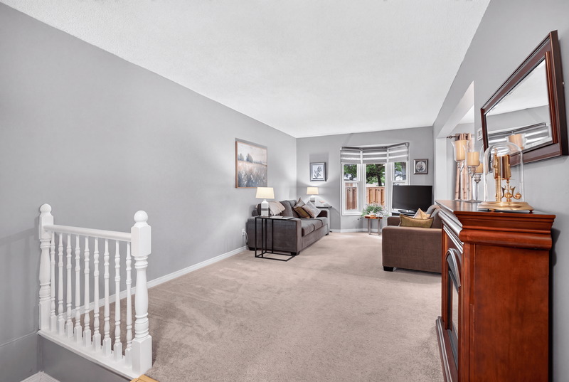 SPACIOUS END-UNIT IN SOUGHT AFTER STONEY CREEK NEIGHBOURHOOD