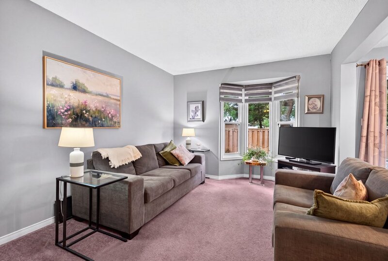 SPACIOUS END-UNIT IN SOUGHT AFTER STONEY CREEK NEIGHBOURHOOD