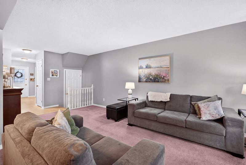 SPACIOUS END-UNIT IN SOUGHT AFTER STONEY CREEK NEIGHBOURHOOD