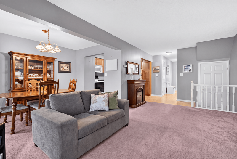 SPACIOUS END-UNIT IN SOUGHT AFTER STONEY CREEK NEIGHBOURHOOD