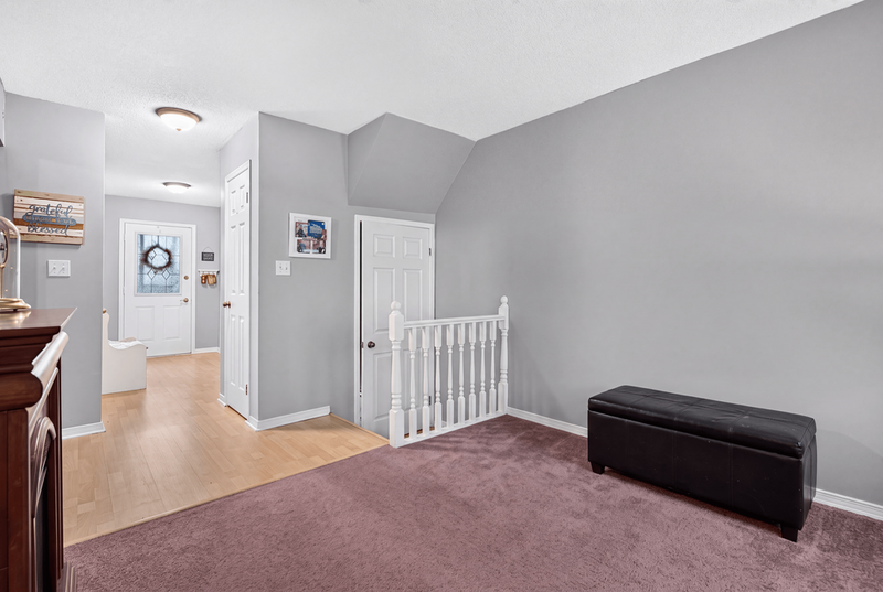 SPACIOUS END-UNIT IN SOUGHT AFTER STONEY CREEK NEIGHBOURHOOD