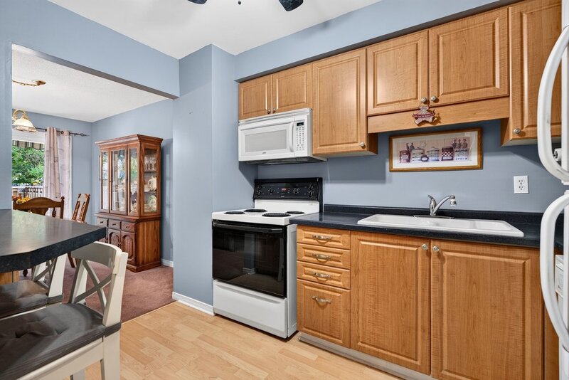 SPACIOUS END-UNIT IN SOUGHT AFTER STONEY CREEK NEIGHBOURHOOD