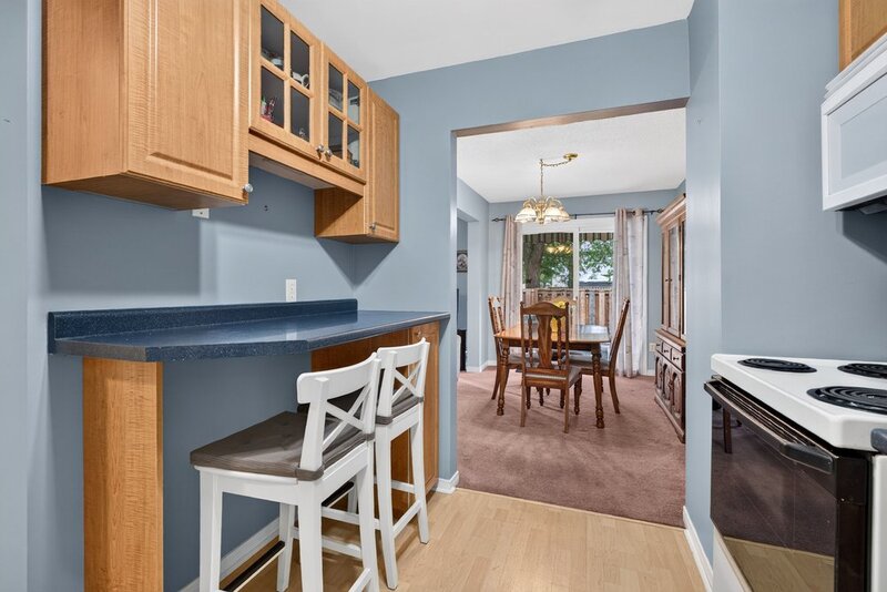 SPACIOUS END-UNIT IN SOUGHT AFTER STONEY CREEK NEIGHBOURHOOD
