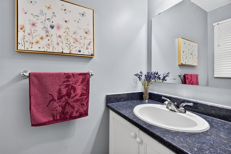 SPACIOUS END-UNIT IN SOUGHT AFTER STONEY CREEK NEIGHBOURHOOD