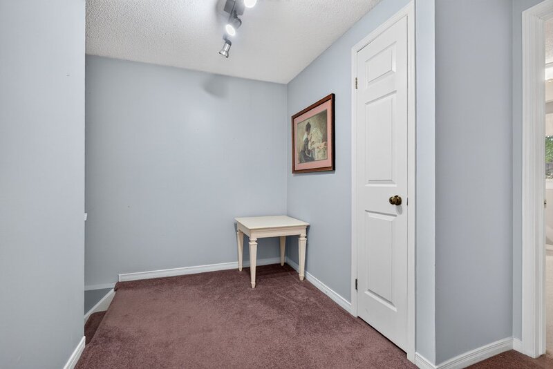SPACIOUS END-UNIT IN SOUGHT AFTER STONEY CREEK NEIGHBOURHOOD