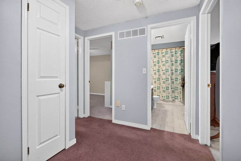 SPACIOUS END-UNIT IN SOUGHT AFTER STONEY CREEK NEIGHBOURHOOD