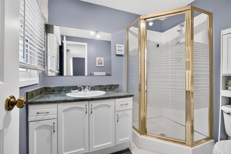 SPACIOUS END-UNIT IN SOUGHT AFTER STONEY CREEK NEIGHBOURHOOD