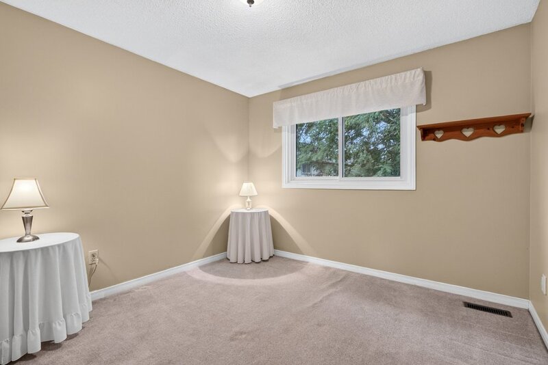 SPACIOUS END-UNIT IN SOUGHT AFTER STONEY CREEK NEIGHBOURHOOD