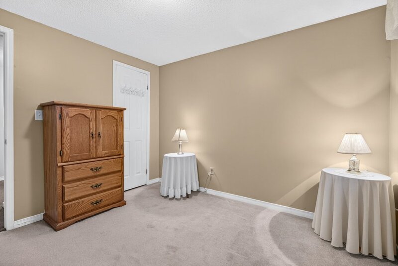 SPACIOUS END-UNIT IN SOUGHT AFTER STONEY CREEK NEIGHBOURHOOD