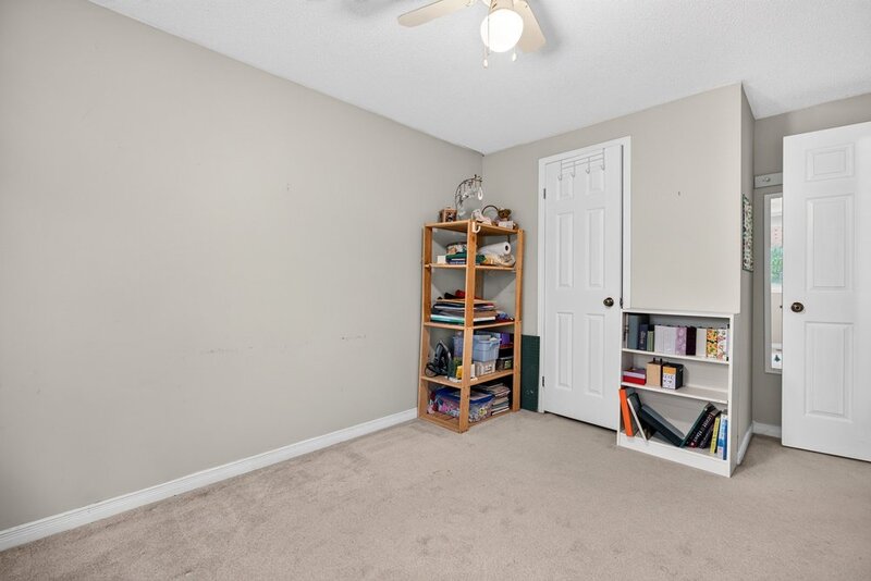 SPACIOUS END-UNIT IN SOUGHT AFTER STONEY CREEK NEIGHBOURHOOD