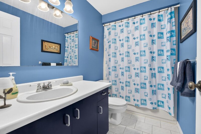 SPACIOUS END-UNIT IN SOUGHT AFTER STONEY CREEK NEIGHBOURHOOD
