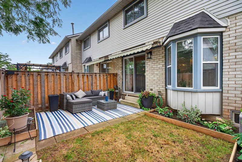SPACIOUS END-UNIT IN SOUGHT AFTER STONEY CREEK NEIGHBOURHOOD