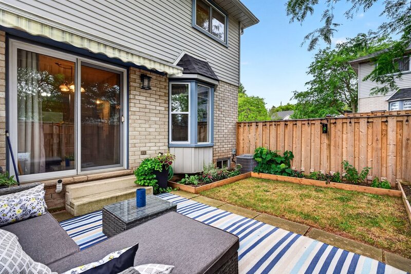 SPACIOUS END-UNIT IN SOUGHT AFTER STONEY CREEK NEIGHBOURHOOD