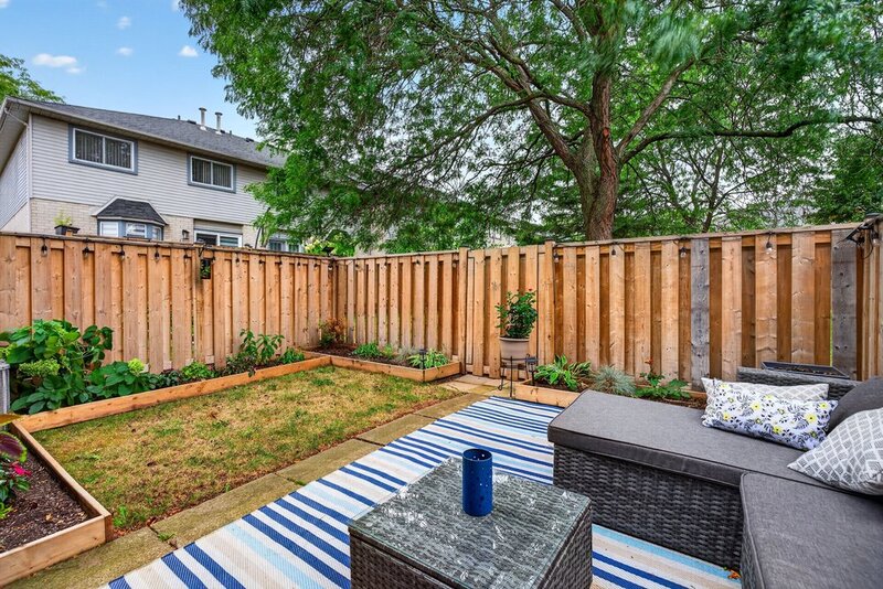 SPACIOUS END-UNIT IN SOUGHT AFTER STONEY CREEK NEIGHBOURHOOD