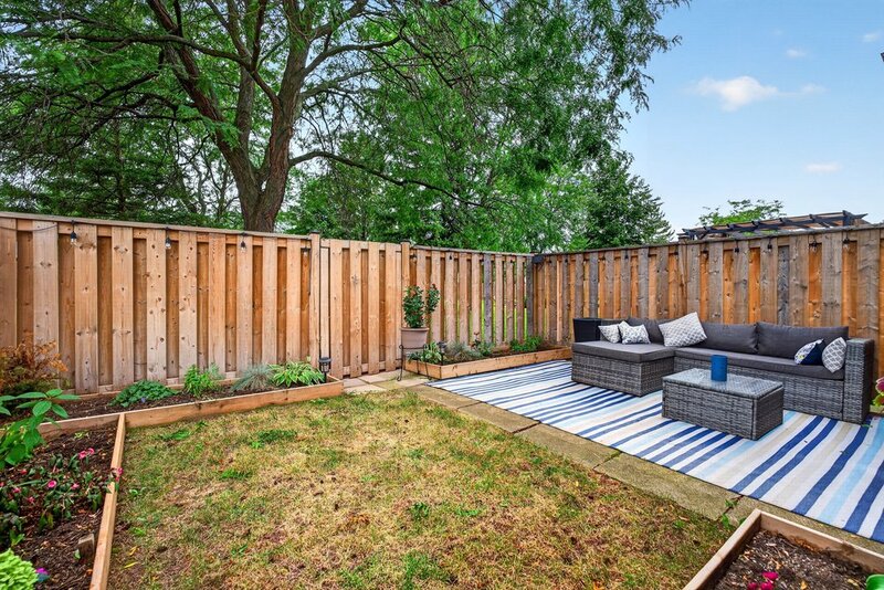 SPACIOUS END-UNIT IN SOUGHT AFTER STONEY CREEK NEIGHBOURHOOD