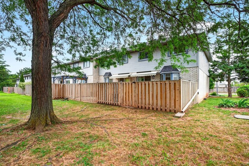 SPACIOUS END-UNIT IN SOUGHT AFTER STONEY CREEK NEIGHBOURHOOD
