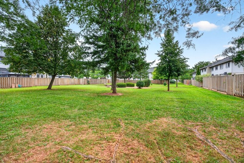SPACIOUS END-UNIT IN SOUGHT AFTER STONEY CREEK NEIGHBOURHOOD