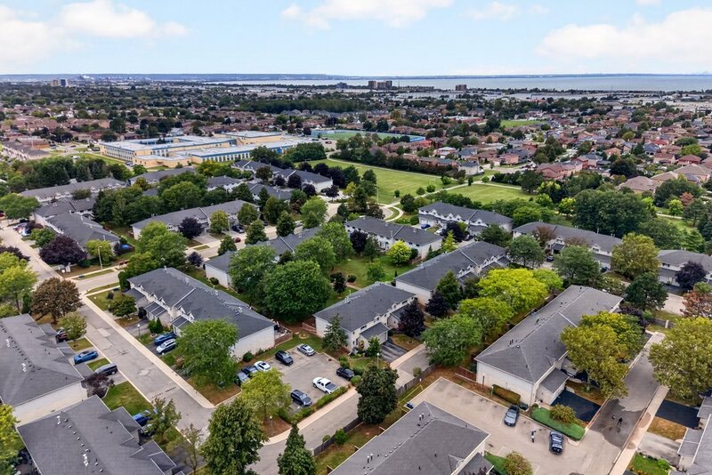 SPACIOUS END-UNIT IN SOUGHT AFTER STONEY CREEK NEIGHBOURHOOD