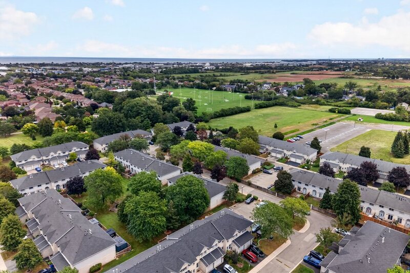 SPACIOUS END-UNIT IN SOUGHT AFTER STONEY CREEK NEIGHBOURHOOD