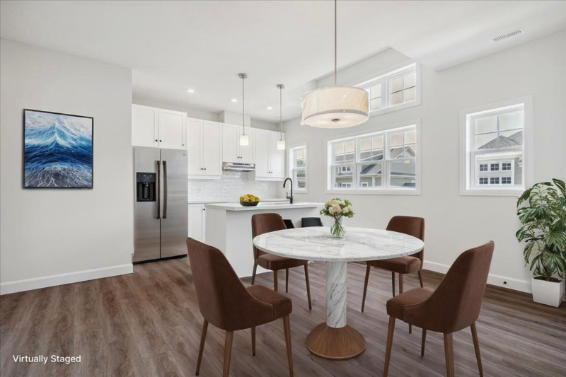 SUPER TOWNHOUSE UNIT FOR LEASE IN CRYSTAL BEACH!