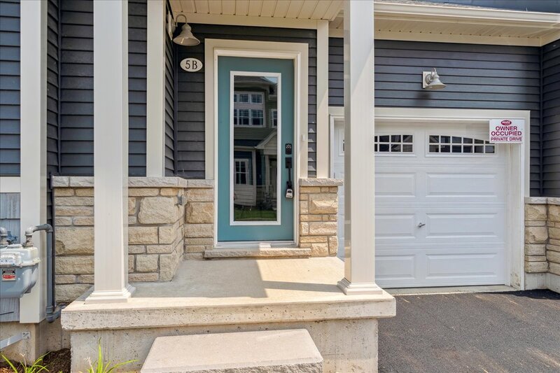 SUPER TOWNHOUSE UNIT FOR LEASE IN CRYSTAL BEACH!