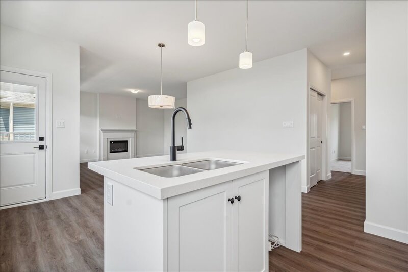 SUPER TOWNHOUSE UNIT FOR LEASE IN CRYSTAL BEACH!