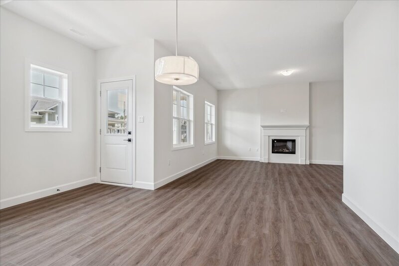 SUPER TOWNHOUSE UNIT FOR LEASE IN CRYSTAL BEACH!